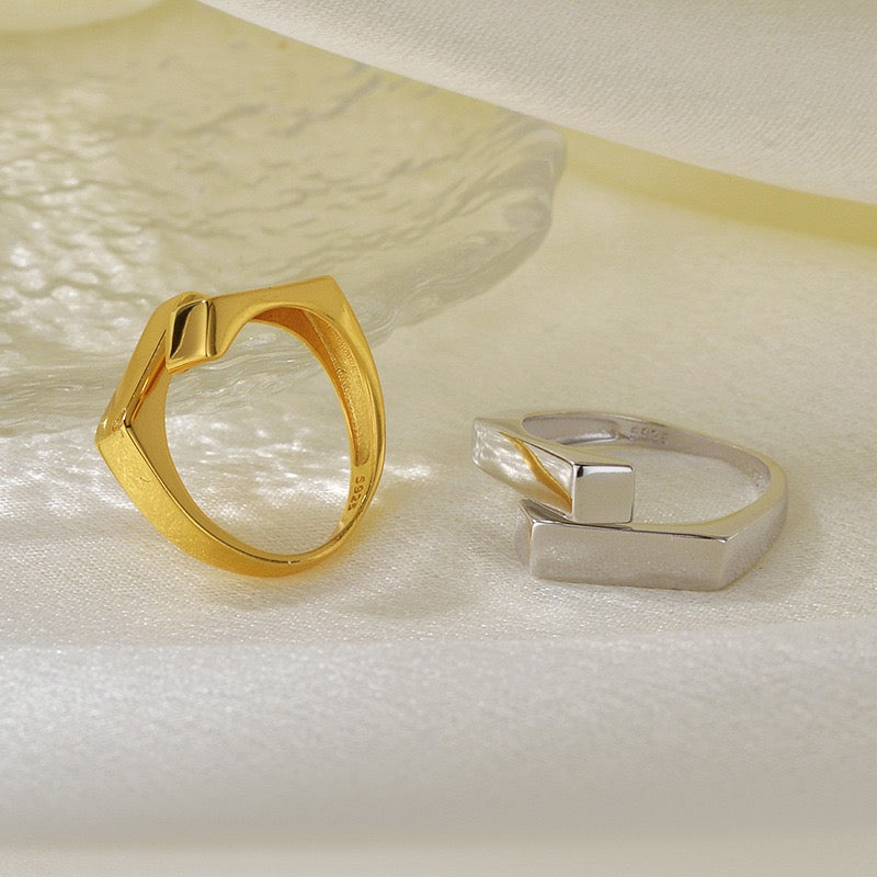 BOXY GOLD RING