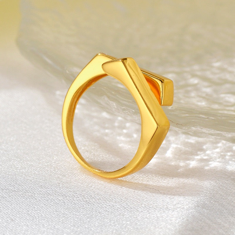 BOXY GOLD RING
