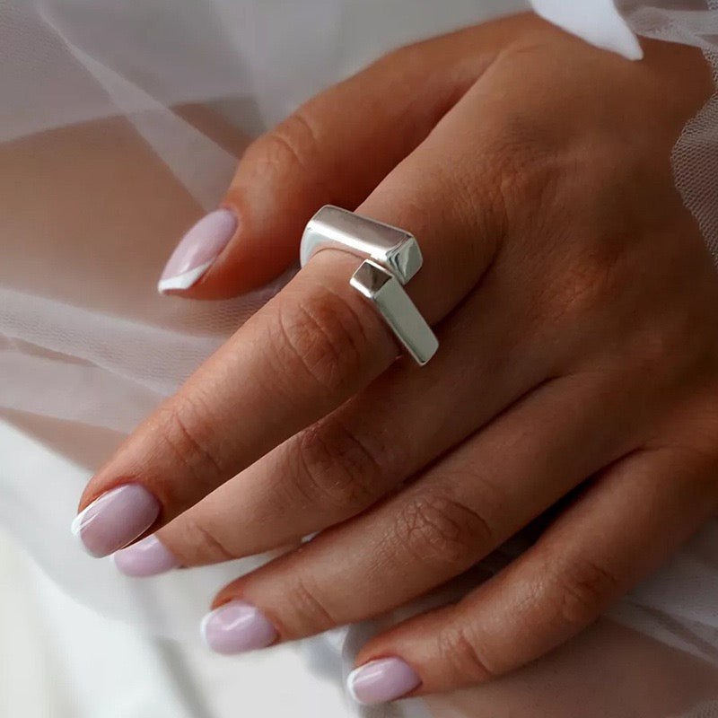 BOXY GOLD RING